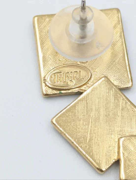 Vintage Trifari stud earrings 3 stacked textured gold tone squares - Picture 4 of 6